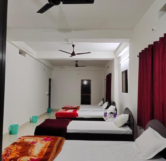 سوییت خانوادگی, Gaurav Guest House