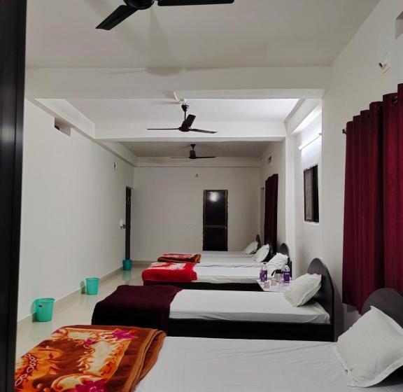 سوییت خانوادگی, Gaurav Guest House