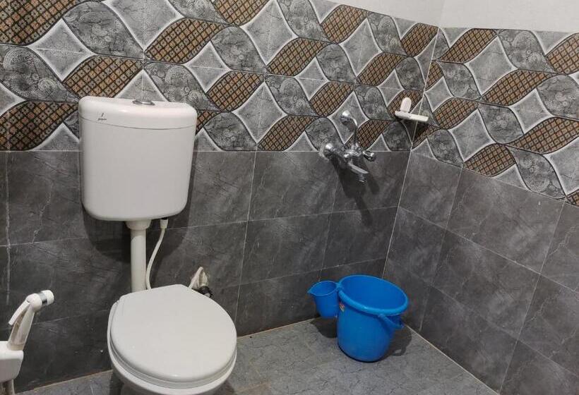 سوییت خانوادگی, Gaurav Guest House
