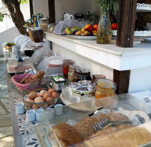سوییت با چشم‌انداز باغ, Anofli Suites