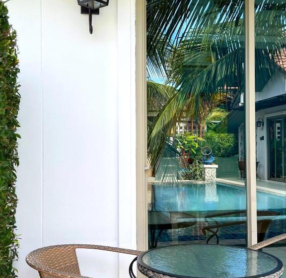 اتاق لوکس با چشم‌انداز استخر, The Snug Airportel   Phuket Airport