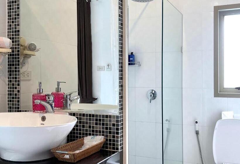 اتاق لوکس با چشم‌انداز استخر, The Snug Airportel   Phuket Airport