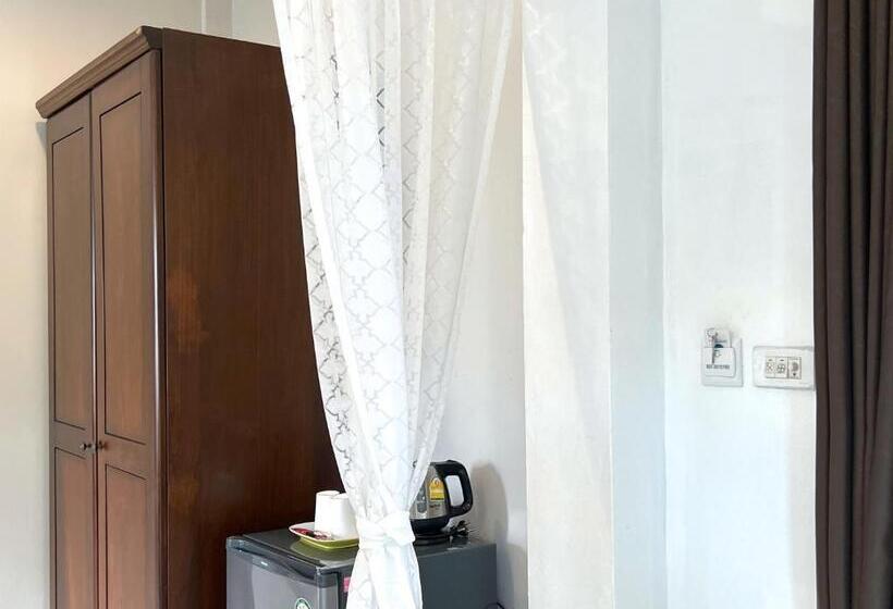 اتاق لوکس با چشم‌انداز استخر, The Snug Airportel   Phuket Airport