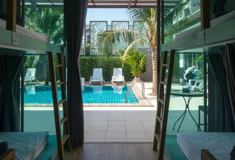تختخواب در اتاق مشترک, The Snug Airportel   Phuket Airport