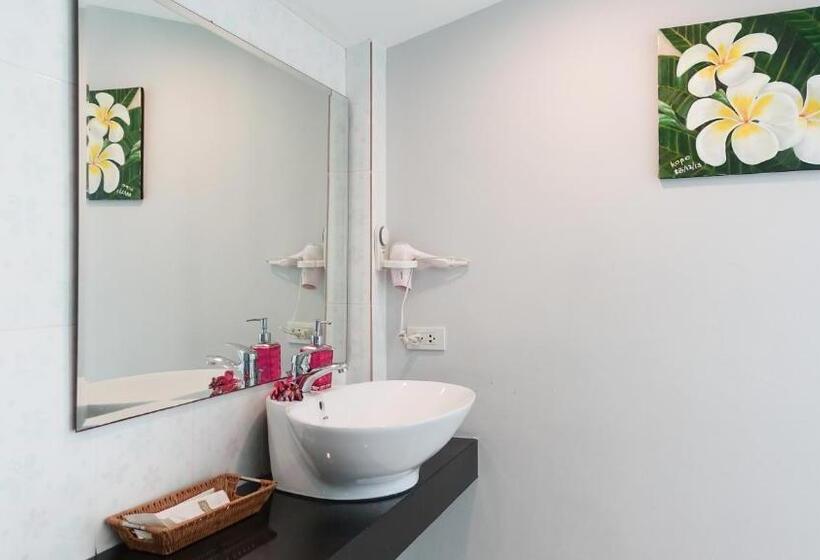 اتاق لوکس با چشم‌انداز استخر, The Snug Airportel   Phuket Airport