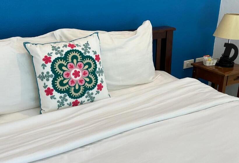 اتاق لوکس با چشم‌انداز استخر, The Snug Airportel   Phuket Airport