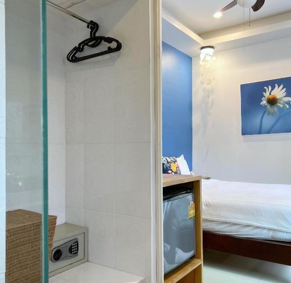 اتاق استاندارد با بالکن, The Snug Airportel   Phuket Airport