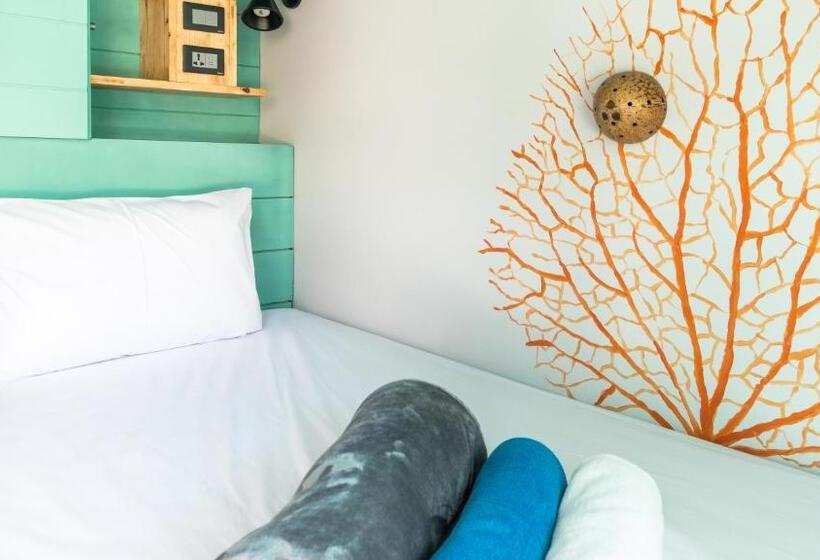 تختخواب در اتاق مشترک, The Snug Airportel   Phuket Airport