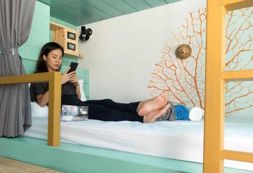 تختخواب در اتاق مشترک, The Snug Airportel   Phuket Airport