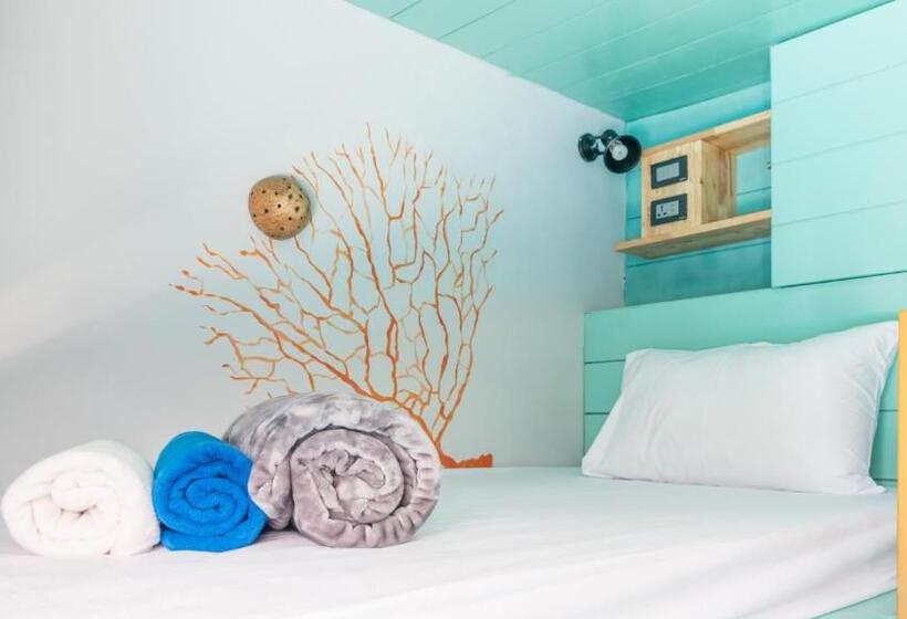 تختخواب در اتاق مشترک, The Snug Airportel   Phuket Airport