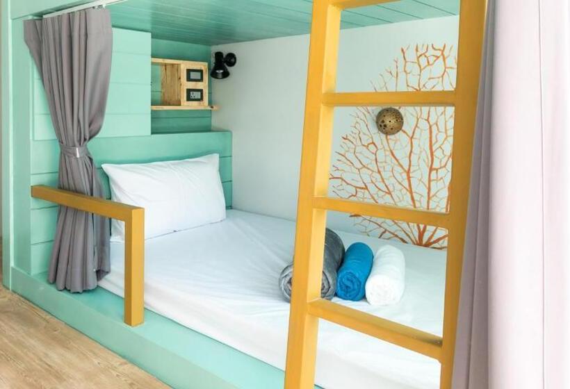 تختخواب در اتاق مشترک, The Snug Airportel   Phuket Airport