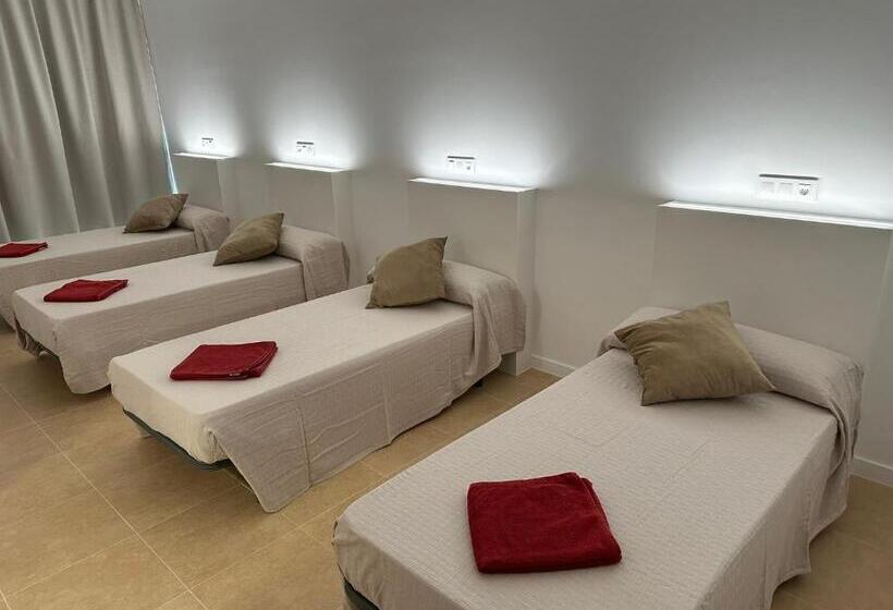 غرفة قياسية رباعية حمام مشترك, Albergue O Pedrón Hostel & Rooms