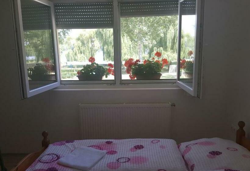 اتاق استاندارد سه نفره, Balaton Panzió