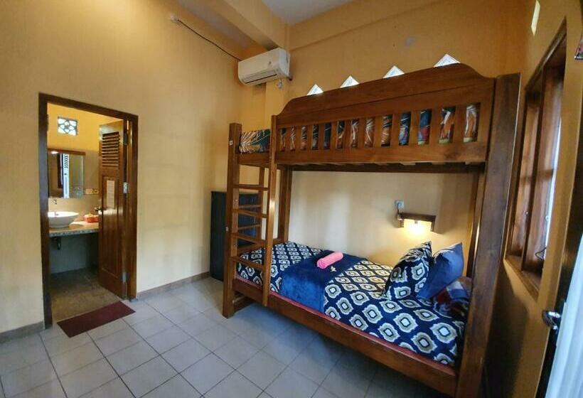 تختخواب در اتاق مشترک, Botchan Hostel