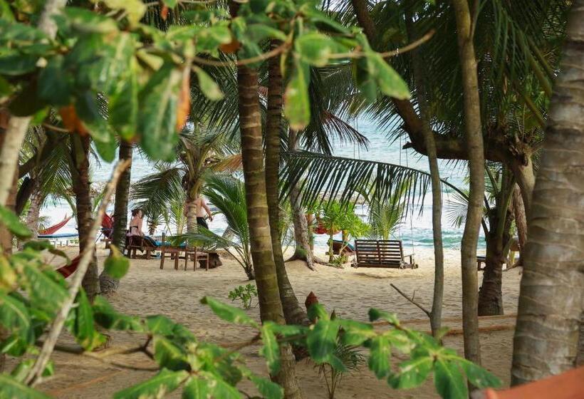 اتاق لوکس سه تخته, Ganesh Garden Beach Cabanas