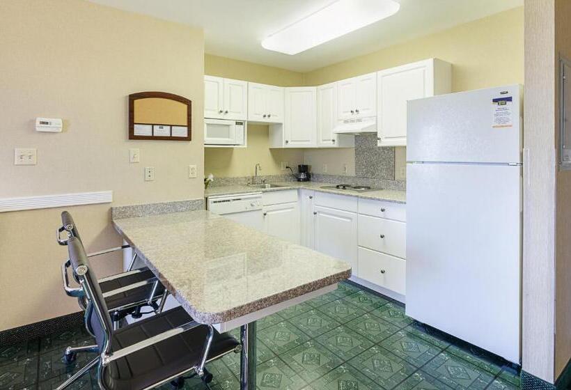 سوئیت با تخت بزرگ, Mainstay Suites Airport