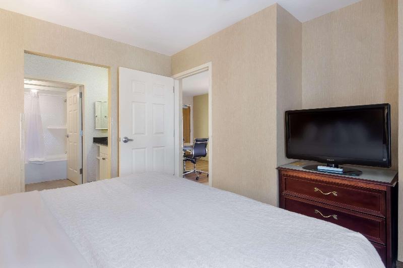 سوئیت با تخت بزرگ, Mainstay Suites Airport