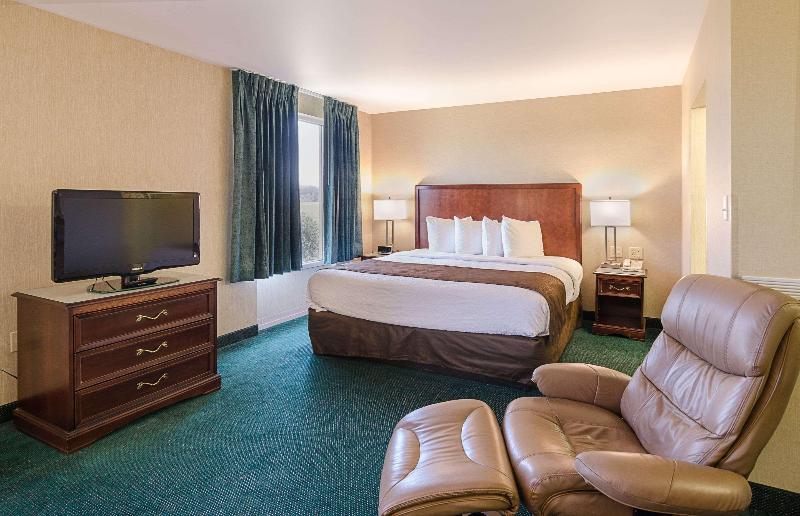 سوئیت با تخت بزرگ, Mainstay Suites Airport