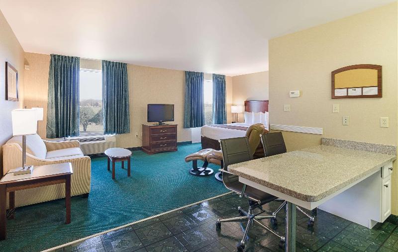 سوئیت با تخت بزرگ, Mainstay Suites Airport