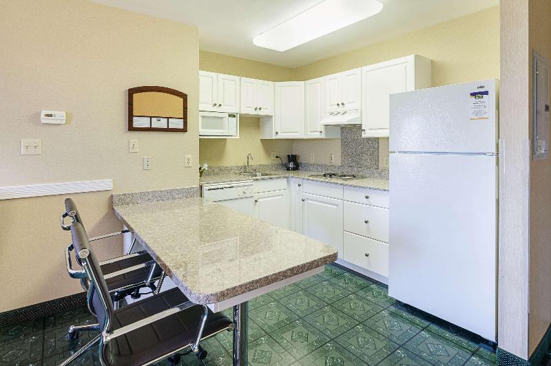 سوئیت با تخت بزرگ, Mainstay Suites Airport