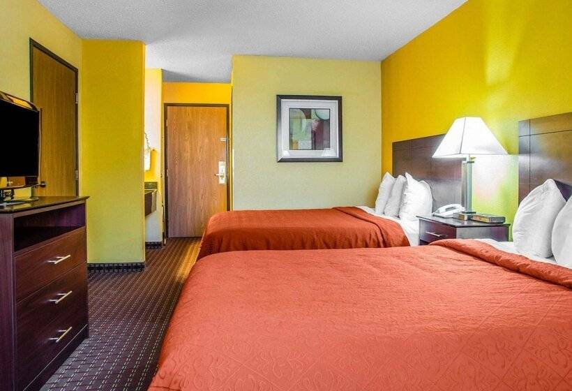 ２ダブルベッドのスタンダードルーム, Quality Inn Central Wisconsin Airport Mosinee