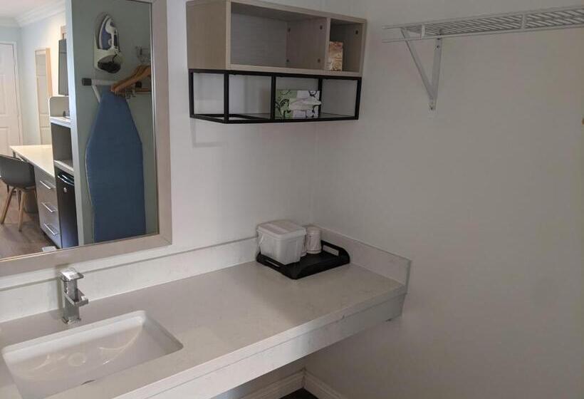 اتاق استاندارد با تخت بزرگ برای معلولان, Ramada By Wyndham Redondo Beach