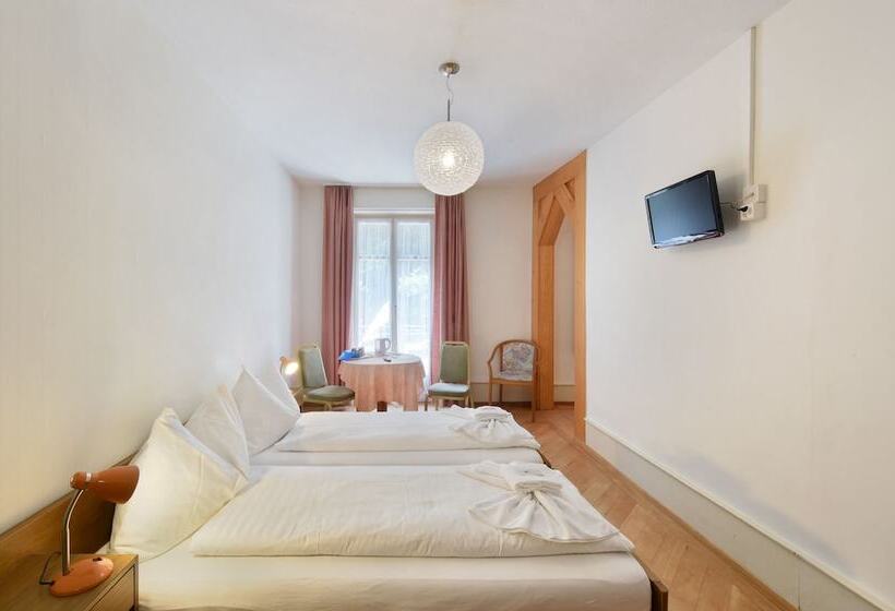 اتاق استاندارد سه تخته با بالکن, Waldhotel Unspunnen