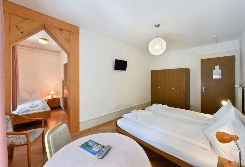 اتاق استاندارد سه تخته با بالکن, Waldhotel Unspunnen