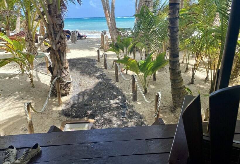 کلبه دلوکس, Little Corn Beach And Bungalow