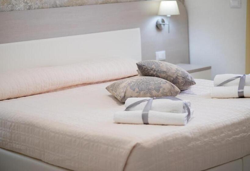 اتاق استاندارد سه نفره, Rome Airport Inn