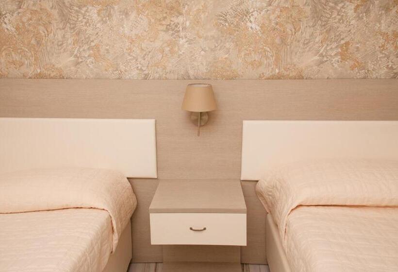 اتاق استاندارد سه نفره, Rome Airport Inn