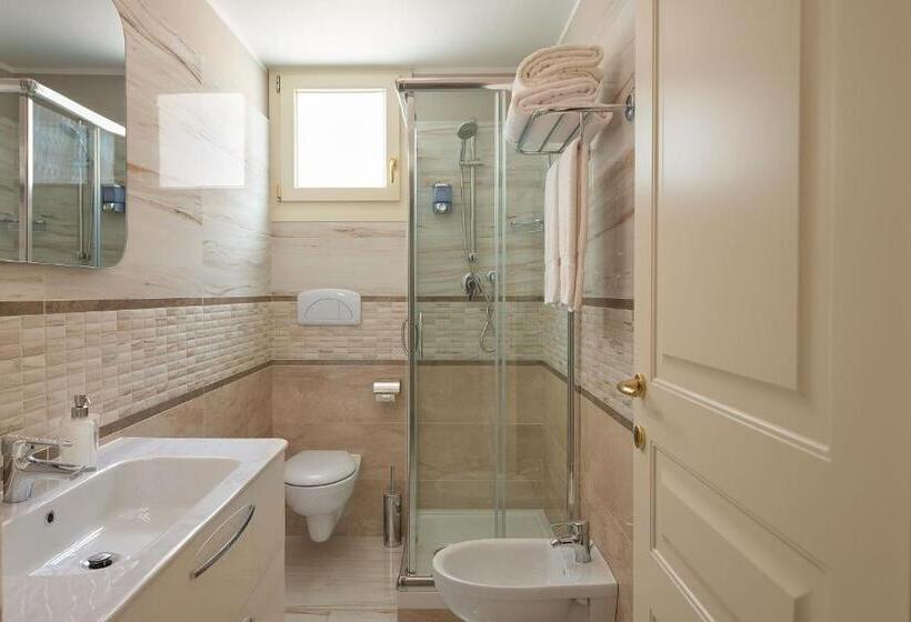 اتاق استاندارد سه نفره, Rome Airport Inn