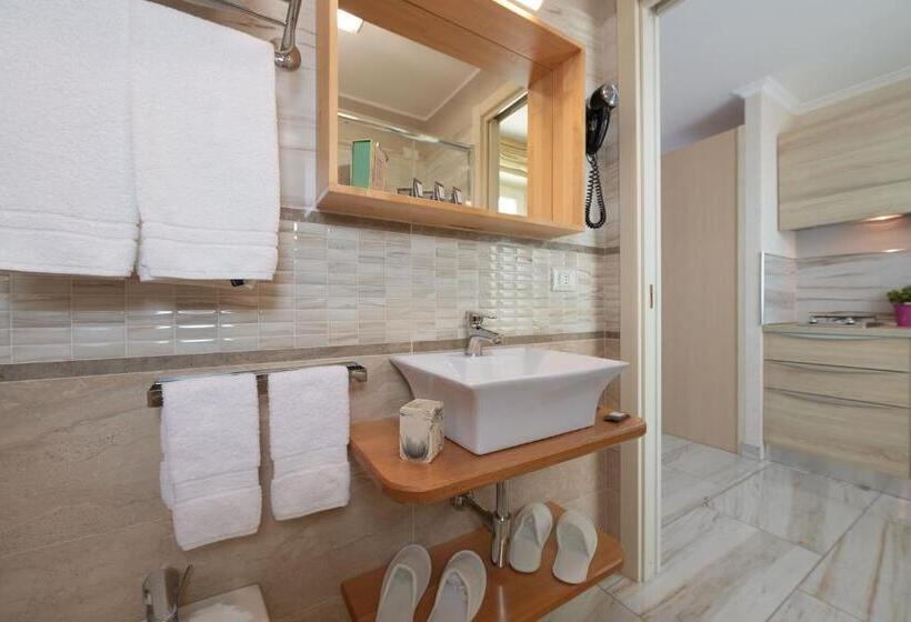 اتاق پریمیوم چهارنفره, Rome Airport Inn