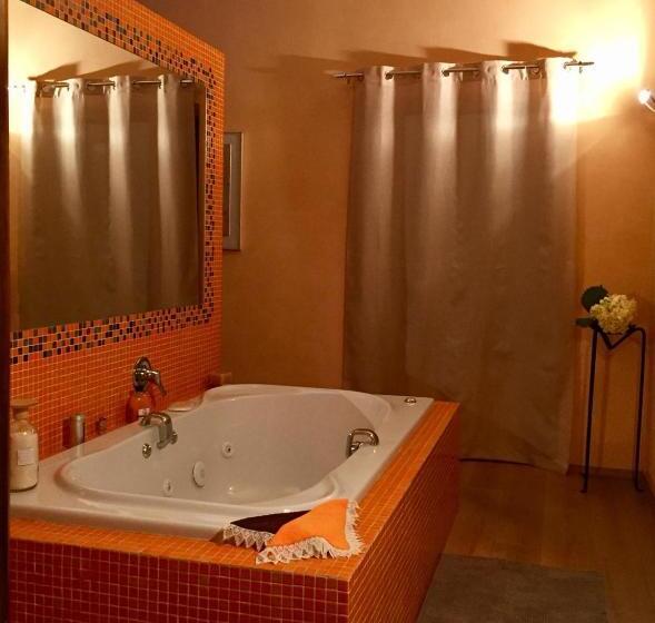 اتاق استاندارد با چشم‌انداز استخر, Spineto House