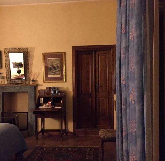 اتاق استاندارد با چشم‌انداز استخر, Spineto House