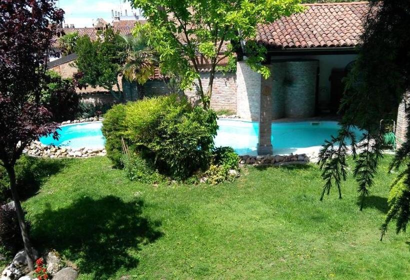 اتاق استاندارد با چشم‌انداز استخر, Spineto House