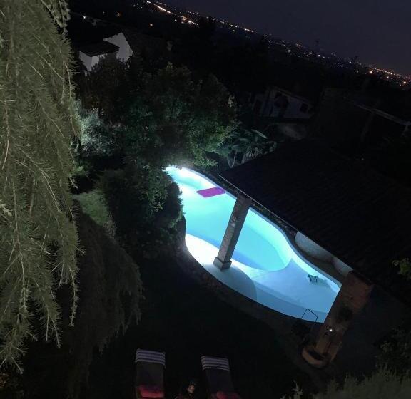 اتاق استاندارد با چشم‌انداز استخر, Spineto House