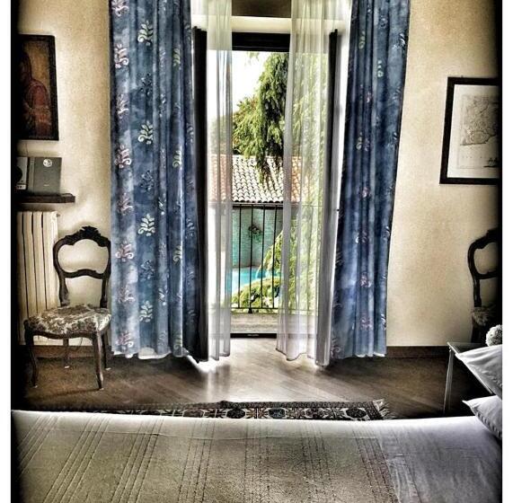 اتاق استاندارد با چشم‌انداز استخر, Spineto House