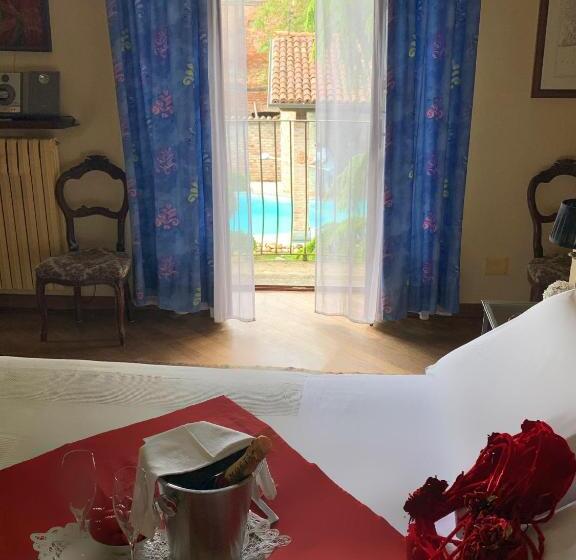 اتاق استاندارد با چشم‌انداز استخر, Spineto House
