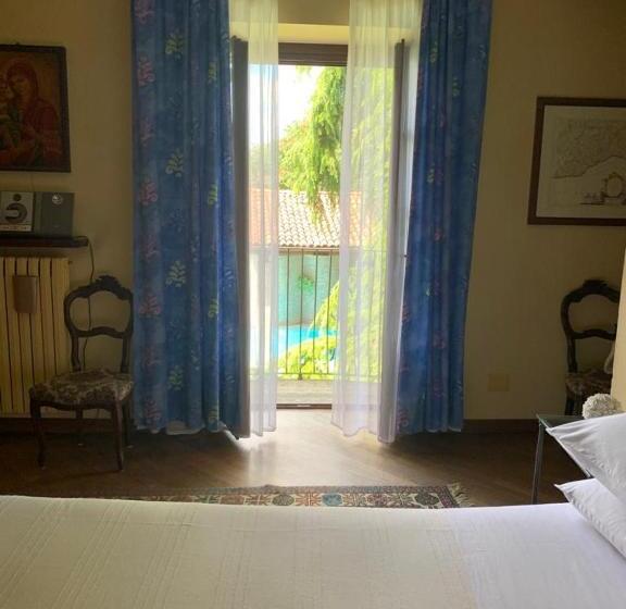 اتاق استاندارد با چشم‌انداز استخر, Spineto House