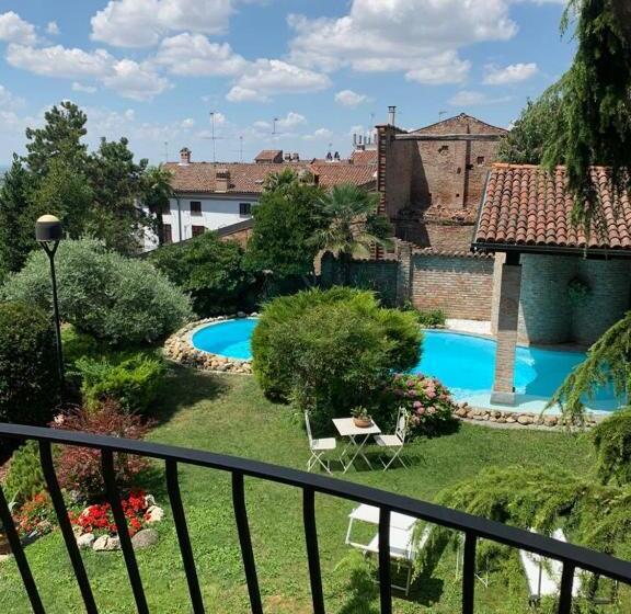 اتاق استاندارد با چشم‌انداز استخر, Spineto House