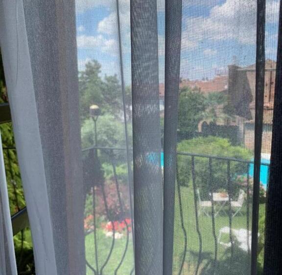 اتاق استاندارد با چشم‌انداز استخر, Spineto House