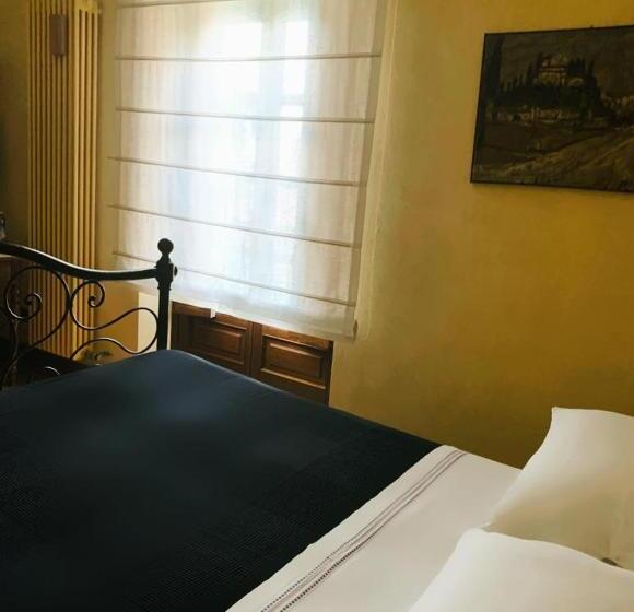 اتاق استاندارد با چشم‌انداز استخر, Spineto House