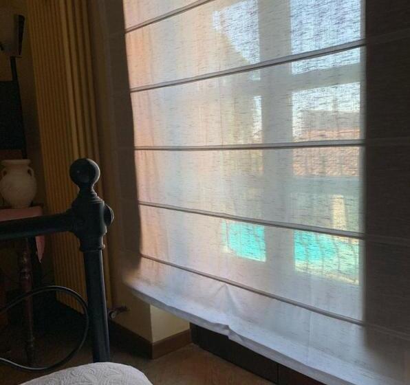 اتاق استاندارد با چشم‌انداز استخر, Spineto House