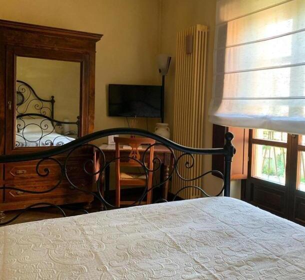 اتاق استاندارد با چشم‌انداز استخر, Spineto House