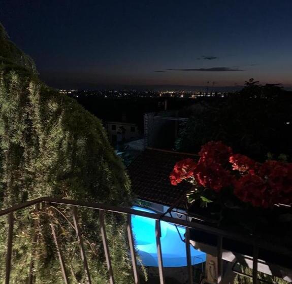 اتاق استاندارد با چشم‌انداز استخر, Spineto House