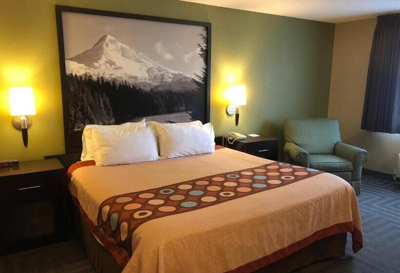 Standard Room King Bed Adapted for people with reduced mobility, Super 8 By Wyndham Lagrande