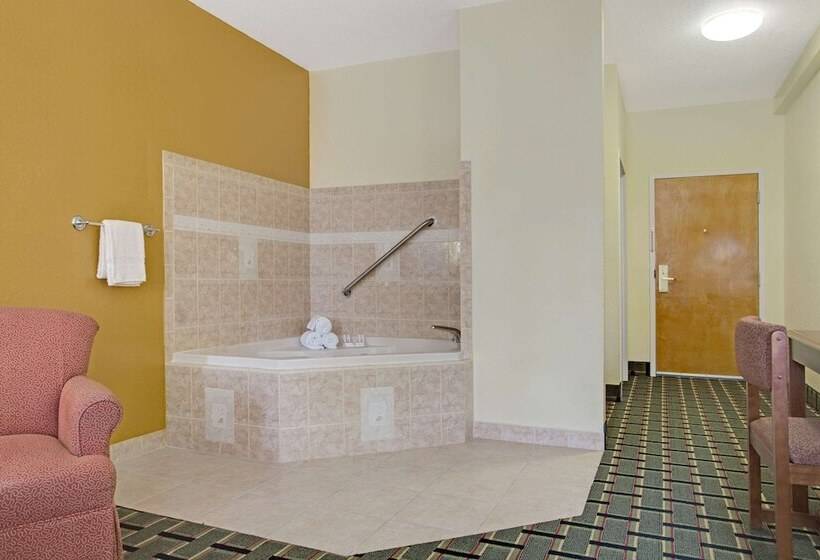 Deluxe Studio, Super 8 By Wyndham Daytona Beach