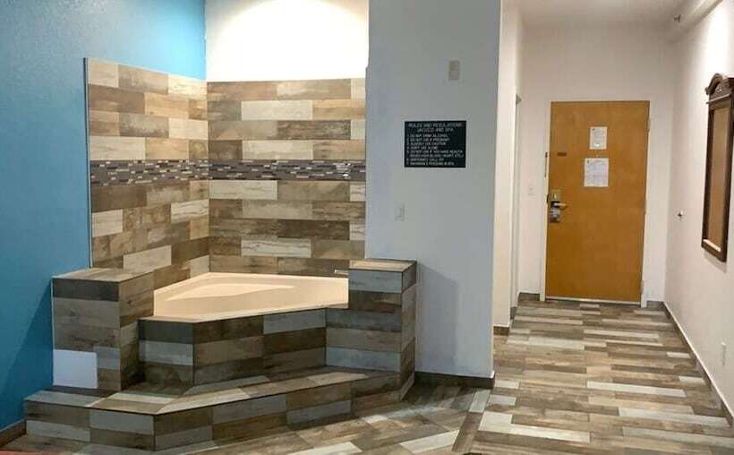 استودیوی لوکس, Super 8 By Wyndham Daytona Beach