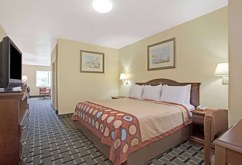 Deluxe Studio, Super 8 By Wyndham Daytona Beach